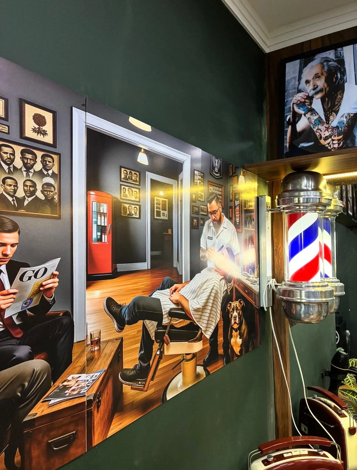 Painel ilustrado e poste de barbeiro iluminado na parede da barbearia
